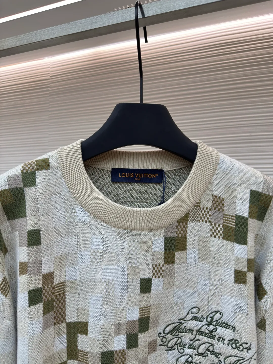 LOUIS VUITTON mosaic jacquard pullover ●Authentic product: 12800 purchased and developed ●Item number: 1680302-C55 ●Fabric: cotton fabric ●Technology: jacquard production ●Version: fitted version ●Weight: about 740 grams ●Size: elements, showing a delicate texture like snake leather. The intricate jacquard texture reflects Micro Der details, and the embroidered logo embellishes the chest, making it easy to integrate into everyday looks. Standard fit with all-over Snakoflage jacquard logo embroidered on the chest, Marque at center back, 1.VuittonDeposee embroidered patches at ribbed collar, cuffs and hem. The overall wiring is straight and delicate, the fabric is comfortable and soft, and the color is consistent without color difference. It can be matched with the same style to create a fashionable look and control various occasions. Customized accessories, complete with three standards, same style for men and women!